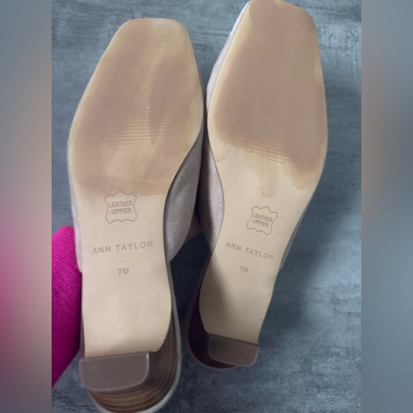 Ann Taylor Suede Kitten Heel Mule Pump Size 7 - Picture 10 of 11